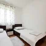 Adrian1 Διαμέρισμα Τρογκίρ