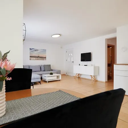 Appartement Adrian1 *